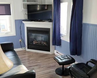 2 Bedroom Property With Views Of Rondeau Bay - Chatham-Kent - Вітальня