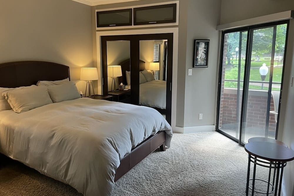 Upscale luxury contemporary uptown condo with park views, deck - تشارلوت (نورث كارولينا) - غرفة نوم