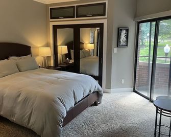 Upscale luxury contemporary uptown condo with park views, deck - Charlotte - Phòng ngủ