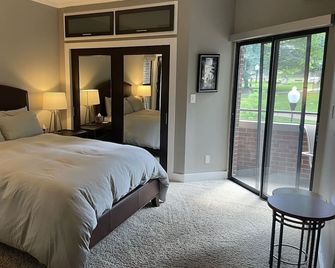 Upscale luxury contemporary uptown condo with park views, deck - Charlotte - Habitación