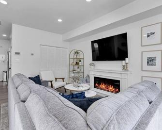 Lovely 3-Br Old Town Townhouse - Alexandria - Salon