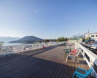 Captain's Choice Motel - Haines - Patio