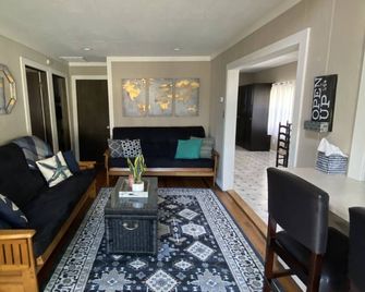 2 bedroom 1.5 bath home- Plus loft in beautiful Clear Lake, IA- South Shore - Clear Lake - Wohnzimmer