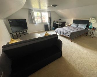 Private Floor w/ Bath walkable to Downtown & VU - Valparaiso