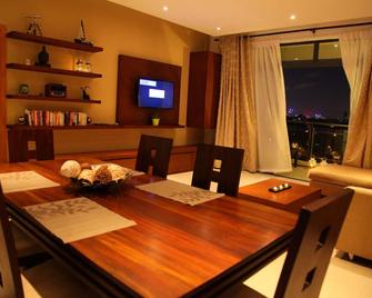 5 Star Luxury 2BR in Heart of the City - Colombo - Dining room