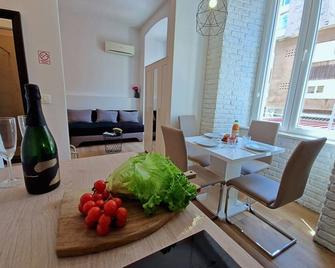 Lola's Place - Rijeka - Dining room