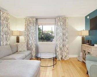 Cozy Condo in West Highlands quiet historic neighborhood. Home away from home! - Denver - Sala de estar