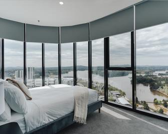 Panoramic Lake View 2-Bed with Pool, Gym and BBQ - Belconnen - Bedroom