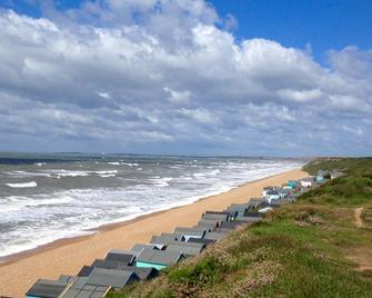 New Forest Barton-on-Sea cliff top, ground floor, garden apartment. 'Bayside'. - Barton on Sea - Beach