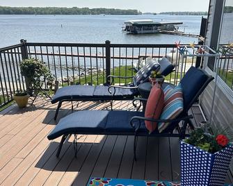 Waterfront Clear Lake home - Private Dock - use our paddle board & kayak! - Ventura - Balkon