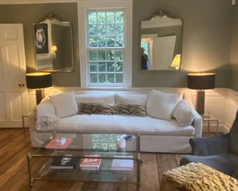 A true piece of American history - The Manwaring House. - Granville - Living room