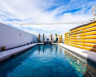 Casa del Sol: Chic Family Home with Heatable Private Pool & Guest House - Laredo - Pool