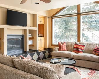 Frontier by AvantStay Incredible Mtn Views Hot Tub Gorgeous Breckenridge Home Close to Slopes - Breckenridge - Living room