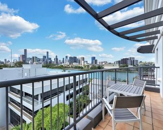 Cosmo Apartment Hotel - Brisbane - Balcony