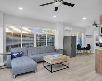 Riverside villa next to Down Town Ft Lauderdale - Fort Lauderdale - Living room