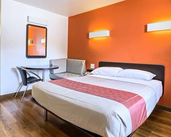 Super 8 by Wyndham Walnut Creek - Walnut Creek - Bedroom