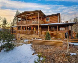 American Dream by Avantstay Deck w/ Views Theater, Game Room, Community Pool - Gatlinburg - Building