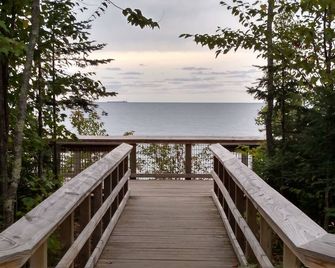 Close To Several Water Falls And The Pictured Rocks National Lakeshore - Shingleton - Balcony