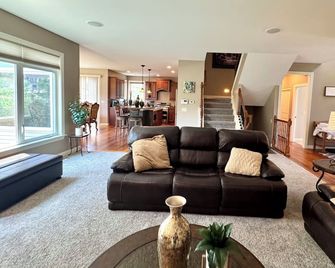 Beautiful & Spacious 6-bedroom house with Entertainment - Cedar Rapids - Living room