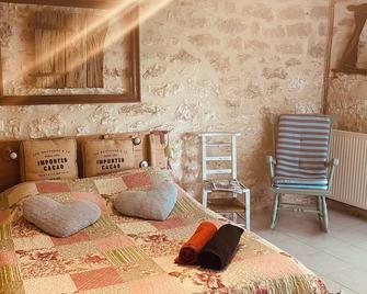 cottage white stone quercy, with a nice bread oven as a terrace - Fargues - Habitación