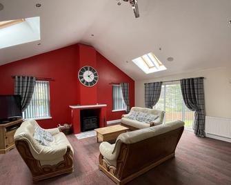 Belton House Holiday Home - Biggar - Living room