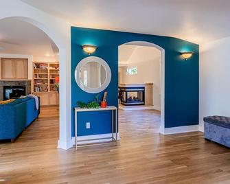 Hot Tub & Seasonal Pool -Sleeps 10- 4 min to OSF - Ashland