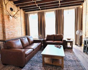 The Pheasant 1- A Fully Renovated Historic Apartment in charming Dillon, Montana - Dillon