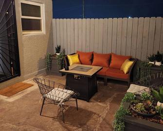 Escape the Everyday and Delight your Senses, Full 2 Bedroom House - Henderson - Patio