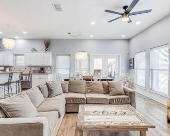 6bdrm Beach Home - Oceanviews - Recently Renovated - Shared Pool & Hottub - Port Aransas - Living room