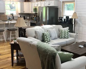 New Rustic Home Near State Dock - Jamestown - Living room