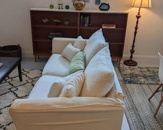 Bluebonnet Quest Quarters Near Historic District and old Downtowm Mckinney Shops - McKinney - Living room