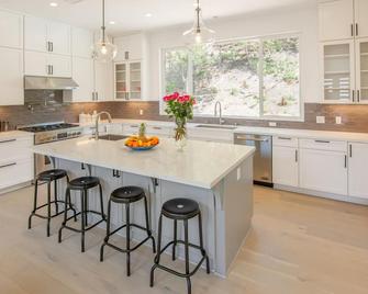 Tarzana Modern Home. - Los Angeles - Kitchen