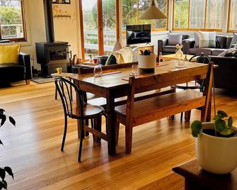 Entire house, waterfront oasis. 5 beds. Sleeps from 2 persons and up to 9. - Dodges Ferry - Comedor