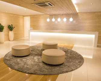 Hotel 101 - Manila - Manila - Receptionist