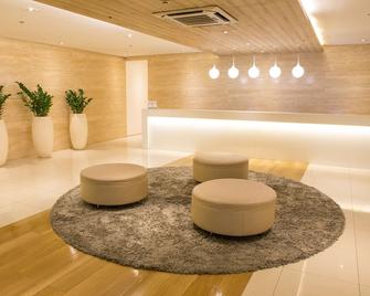 Hotel101 - Manila - מנילה - דלפק קבלה