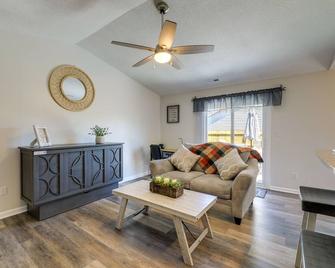 Updated Hubert Vacation Rental 5 Mi to Beaches! - Swansboro - Living room