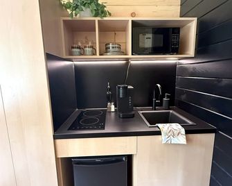 Escape to a Cozy Woodland Tiny Home and a Peaceful Forest Retreat Perfect for Two in Pennsylvania - Quakertown - Kitchen