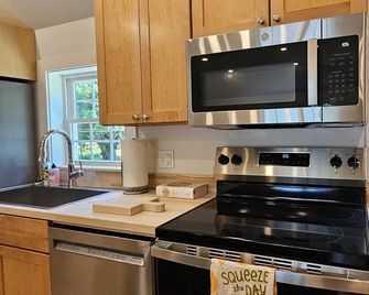 The Afterdeck - New Cozy 2-Bedroom Getaway in Asticou Village, Northeast Harbor - Northeast Harbor - Cocina