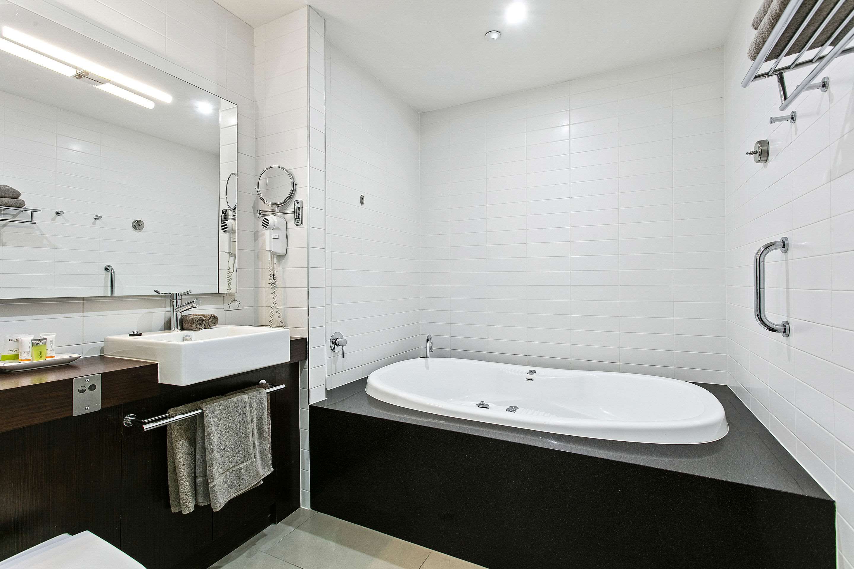 Quality Inn Heritage on Lydiard - Ballarat - Bathroom