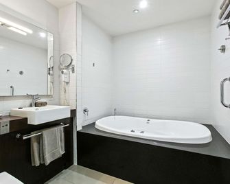Quality Inn Heritage on Lydiard - Ballarat - Bathroom