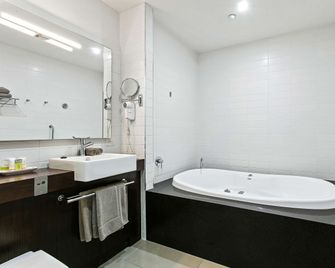 Quality Inn Heritage on Lydiard - Ballarat - Bathroom