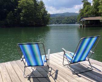 Lake Summit Nest, peaceful retreat with dock & boathouse on cool, clean lake - Saluda - Патіо