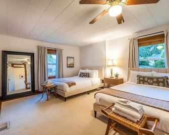 Gorge Getaway Near Ace | Fire Pit & Bbq - Oak Hill - Bedroom