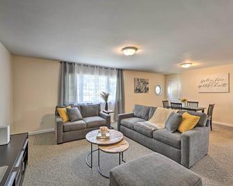 Glen Cove Home Walk to Boardwalk and Dining! - Glen Cove - Living room