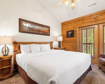 Lovely Cabin in the Heart of Branson! Gas Fireplace & Jetted Tub, Ticket/Golf Discounts - Branson - Schlafzimmer