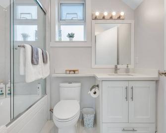 Modern Guesthouse near Skytrain and Free Parking - Vancouver