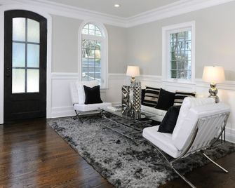 Great hotel alternative!!! Brand New!!! 3 Bedroom Home - Heart of Greenwich - Greenwich - Living room