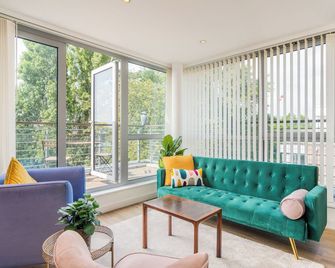 Modern Flat with Balcony view and FREE car parking - Portsmouth - Salon