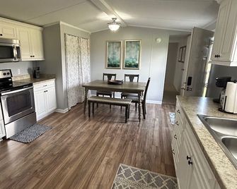 Cozy 2-bedroom Mobile home on farmland in charming Bethlehem - Hickory - Kitchen
