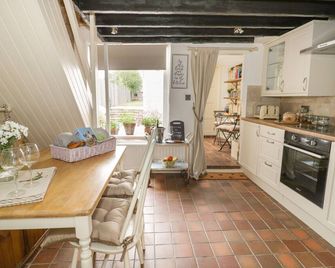 Thimble Cottage - Winchcombe - Kitchen